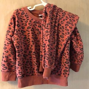 Girls sweatsuit with pants pockets.